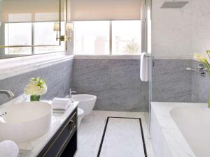 Koupelna v ubytování Mövenpick Hotel Bahrain