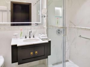 Koupelna v ubytování Mövenpick Hotel Bahrain