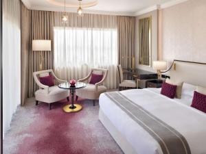 Postel nebo postele na pokoji v ubytování Mövenpick Hotel Bahrain