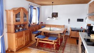 Kuchyň nebo kuchyňský kout v ubytování Haus Bergblick