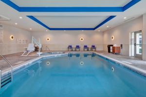 uma grande piscina com tectos azuis em Holiday Inn Express- Eau Claire West I-94, an IHG Hotel em Eau Claire