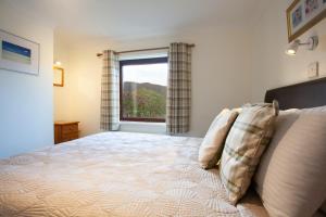 Cama o camas de una habitación en Lochview House Apartment