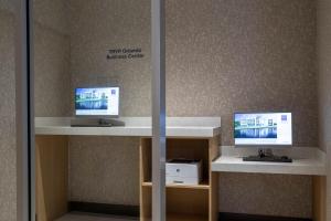 TV a/nebo společenská místnost v ubytování TRYP by Wyndham Orlando