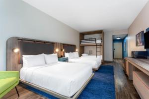 Postel nebo postele na pokoji v ubytování TRYP by Wyndham Orlando