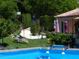 una piscina in un cortile con piscina di Chambre d'Hôtes L'Odalyre a Moustiers-Sainte-Marie