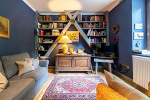 a living room with a couch and a table with a lamp at Landhaus Camillas Höhe in Mirbach