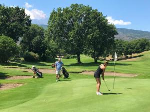Golf v prázdninového areálu nebo okolí