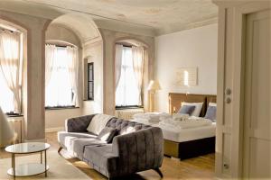 salon z kanapą i łóżkiem w obiekcie Apartments 1620yr Trnava w mieście Trnava