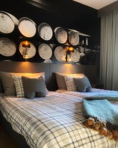 um quarto com duas camas com relógios na parede em Wärdshuset Bredaryd em Bredaryd