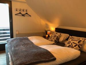 um quarto com 2 camas e uma janela em Fennies Hütte em Medebach