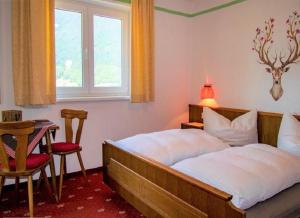 Ένα ή περισσότερα κρεβάτια σε δωμάτιο στο Panorama-Ferienhaus im Stubaital