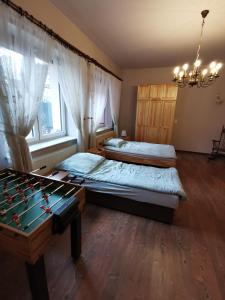 um quarto com 2 camas e uma mesa de bilhar em Apartament Rodzinny em Nowy Targ