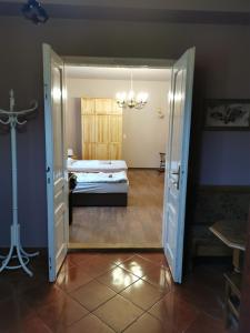 uma porta aberta para um quarto com uma cama em Apartament Rodzinny em Nowy Targ
