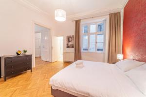 a bedroom with a large white bed and a window at Theodor I levestate in Vienna