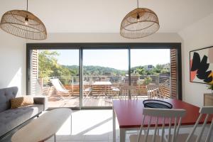 a living room with a table and chairs at "Le Soleil Levant" avec balcon et parking privé, 2 adultes et 1 enfant in Sarlat-la-Canéda