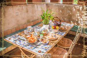 una mesa con platos de comida. en B&B La Torretta, en Maratea