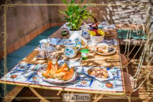 una mesa con platos de comida encima en B&B La Torretta, en Maratea