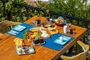 una mesa de picnic con comida en un mantel azul en Elit Hotel Kas, en Kas