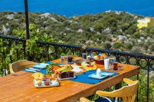 een picknicktafel met eten op het balkon bij Elit Hotel Kas in Kas