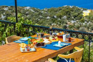 una mesa de picnic con comida en el balcón en Elit Hotel Kas, en Kas