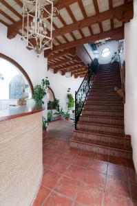 a staircase in a building with a vaulted ceiling at Hotel Restaurante Blanco y Verde in Conil de la Frontera