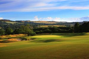 uma vista para um campo de golfe com um verde em Close House em Heddon on the Wall