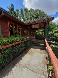 un edificio de madera con un puente delante de él en Cabañas Islote Haverbeck, en Valdivia