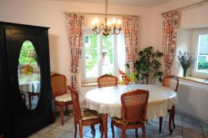 uma sala de jantar com mesa e cadeiras em Au Pied du Chateau em Lichtenberg