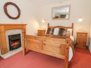 Un pat sau paturi într-o cameră la Shiel Cottage