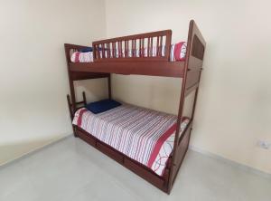 Uma ou mais camas em beliche em um quarto em Casa 200 mts da Praia do Tombo