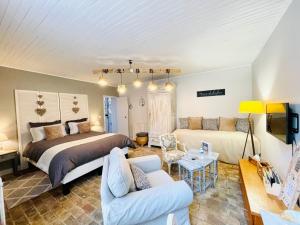 sypialnia z łóżkiem i salon z kanapą w obiekcie Marquise Barbot w mieście Courcouronnes