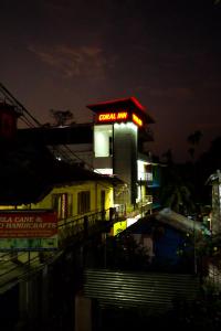 ein Gebäude mit Neonschild in der Nacht in der Unterkunft HOTEL CORAL INN -HCI in Port Blair
