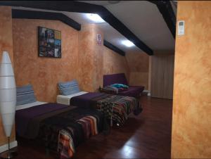 Cette chambre comprend 2 lits et un canapé. dans l'établissement Chalé Barajas Escala, à Madrid