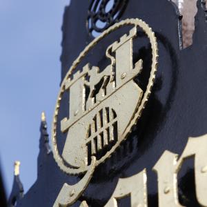 a close up of a black parking meter at Hotel Stadt Hannover in Göttingen