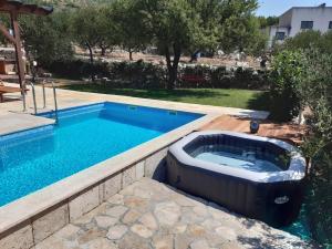 Bazén v ubytovaní Holiday Home Nevenka alebo v jeho blízkosti