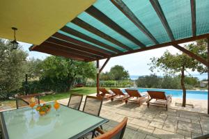 Bazén v ubytovaní Holiday Home Nevenka alebo v jeho blízkosti