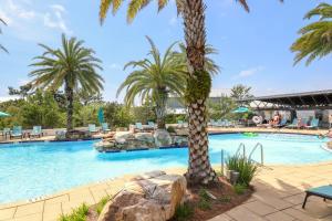 - une grande piscine avec des palmiers dans un complexe dans l'établissement Blue Mountain Beach 260 Gulfview Cr Highland Park (House), à Santa Rosa Beach