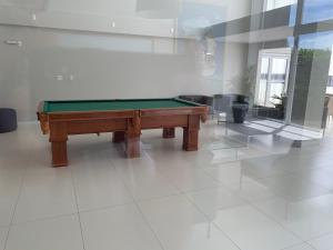 a pool table in the middle of a room at Alto Padrão Pé na Areia in Florianópolis
