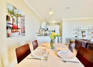 a dining room with a long table and chairs at Apartamento Mar in Puerto de la Cruz