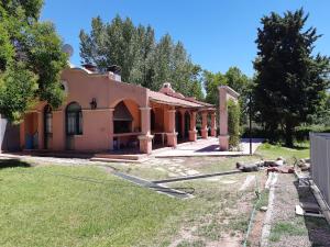 una casa con una manguera delante de ella en Casa con parque por los caminos del vino, en Cruz de Piedra