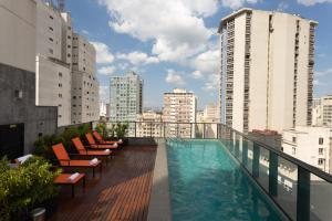 een balkon met stoelen en een zwembad in een gebouw bij The Royal 213 - Downtown República - Centro - SP in Sao Paulo
