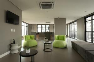 een woonkamer met 2 groene stoelen en een bank bij The Royal 213 - Downtown República - Centro - SP in Sao Paulo