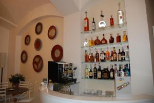 un bar con muchas botellas de alcohol en la pared en Albergo Le Dodici Lune, en Montecorvino Rovella