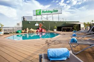 una piscina in un resort turistico di Holiday Inn Lisbon, an IHG Hotel a Lisbona