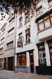 un bâtiment blanc avec un panneau à l'avant dans l'établissement Boutique Holiday Home Zalig In Antwerpen, à Anvers