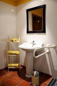 La salle de bains est pourvue d'un lavabo et d'un miroir. dans l'établissement Gîtes Ferme de la Barrière, à Chimay