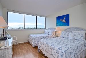 Tempat tidur dalam kamar di Our House at the Beach 501W