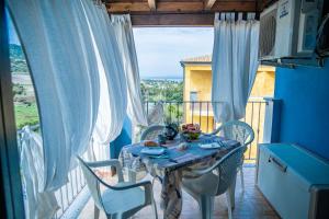 un tavolo e sedie su un balcone con vista di Sardinia Imagination - Valledoria M43 a Valledoria