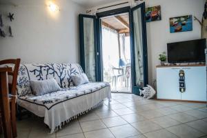 un soggiorno con divano e TV di Sardinia Imagination - Valledoria M43 a Valledoria