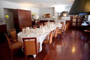 un comedor largo con una mesa larga y sillas en Hotel Torres Manlleu en Manlleu